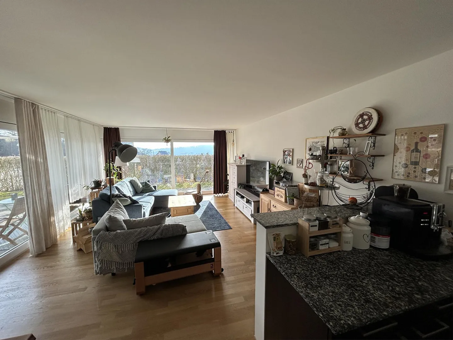 Living Above the Rooftops: Bright 5.5-Room Apartment with Terrace - Photo 4 of 11