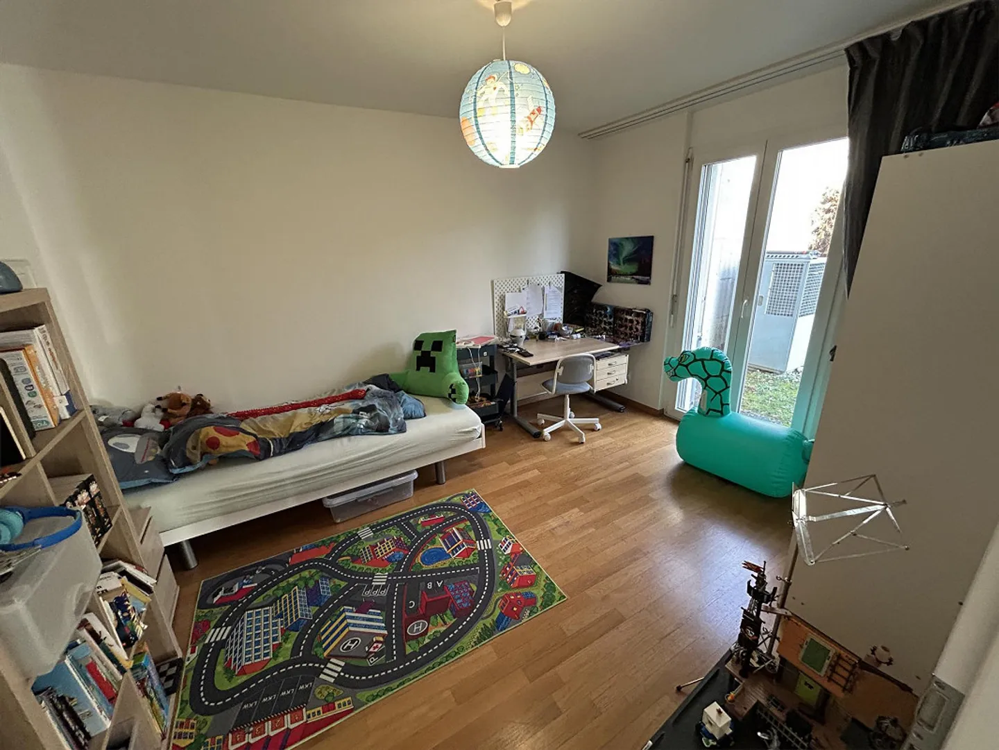 Living Above the Rooftops: Bright 5.5-Room Apartment with Terrace - Photo 9 of 11