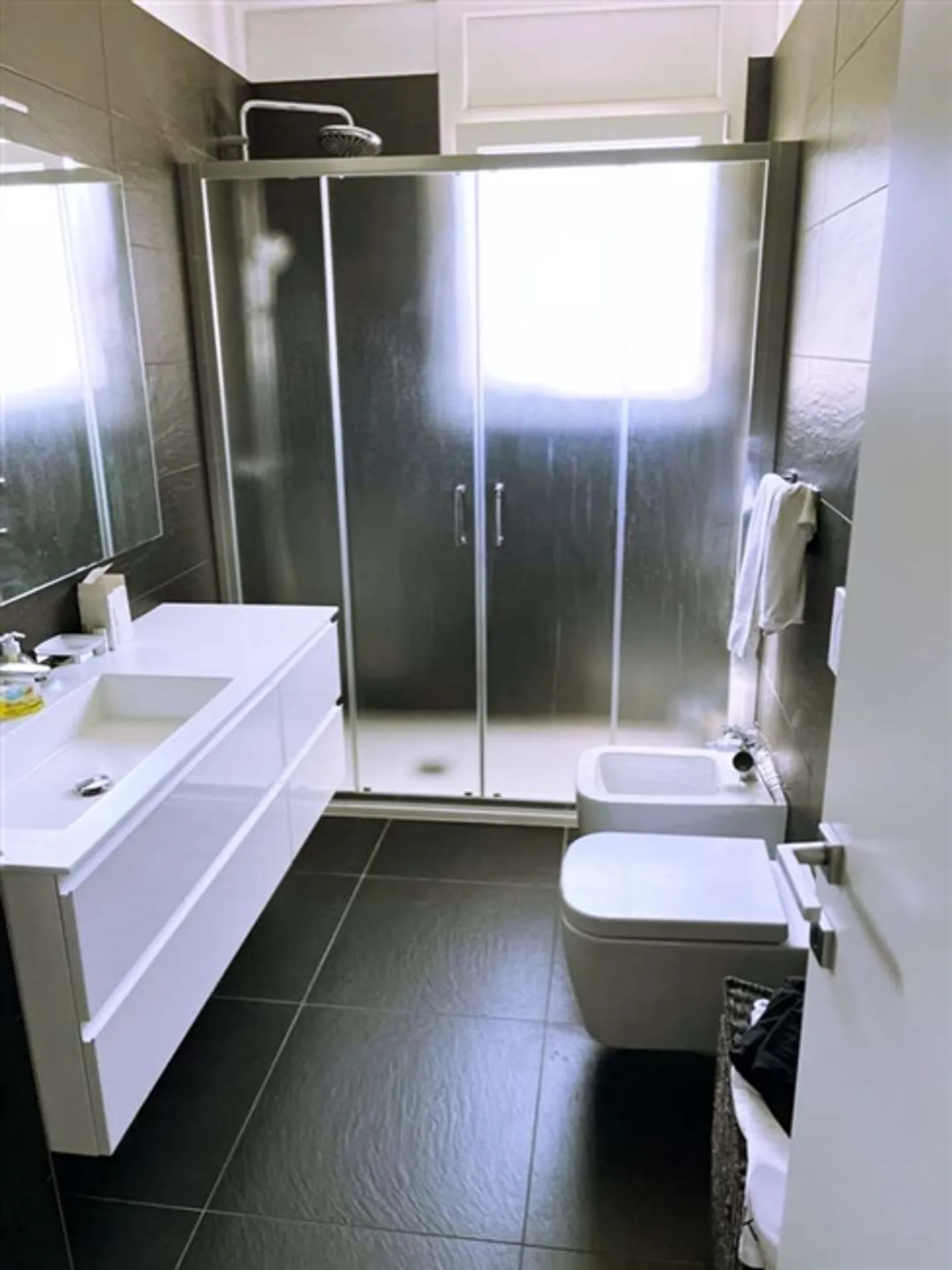 Grand et lumineux appartement avec jardin - Photo 9 sur 10