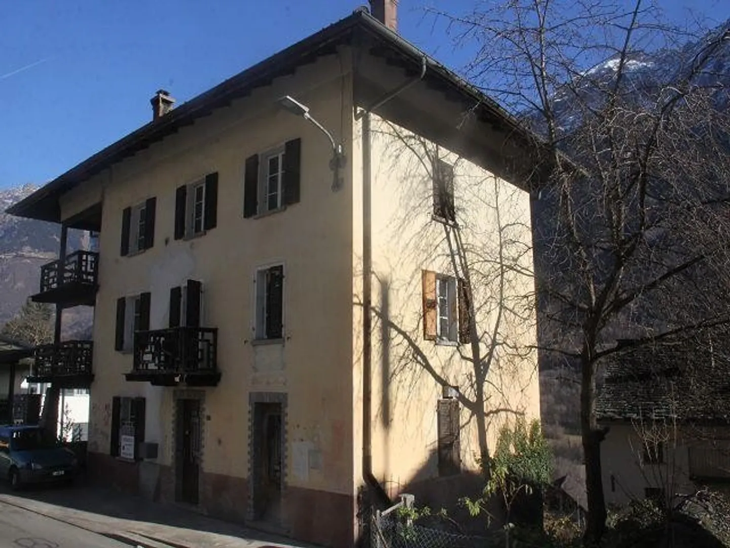 «grosses Dorfhaus mit Garten / grande casa nel nucleo con giardino» - Foto 1 di 25