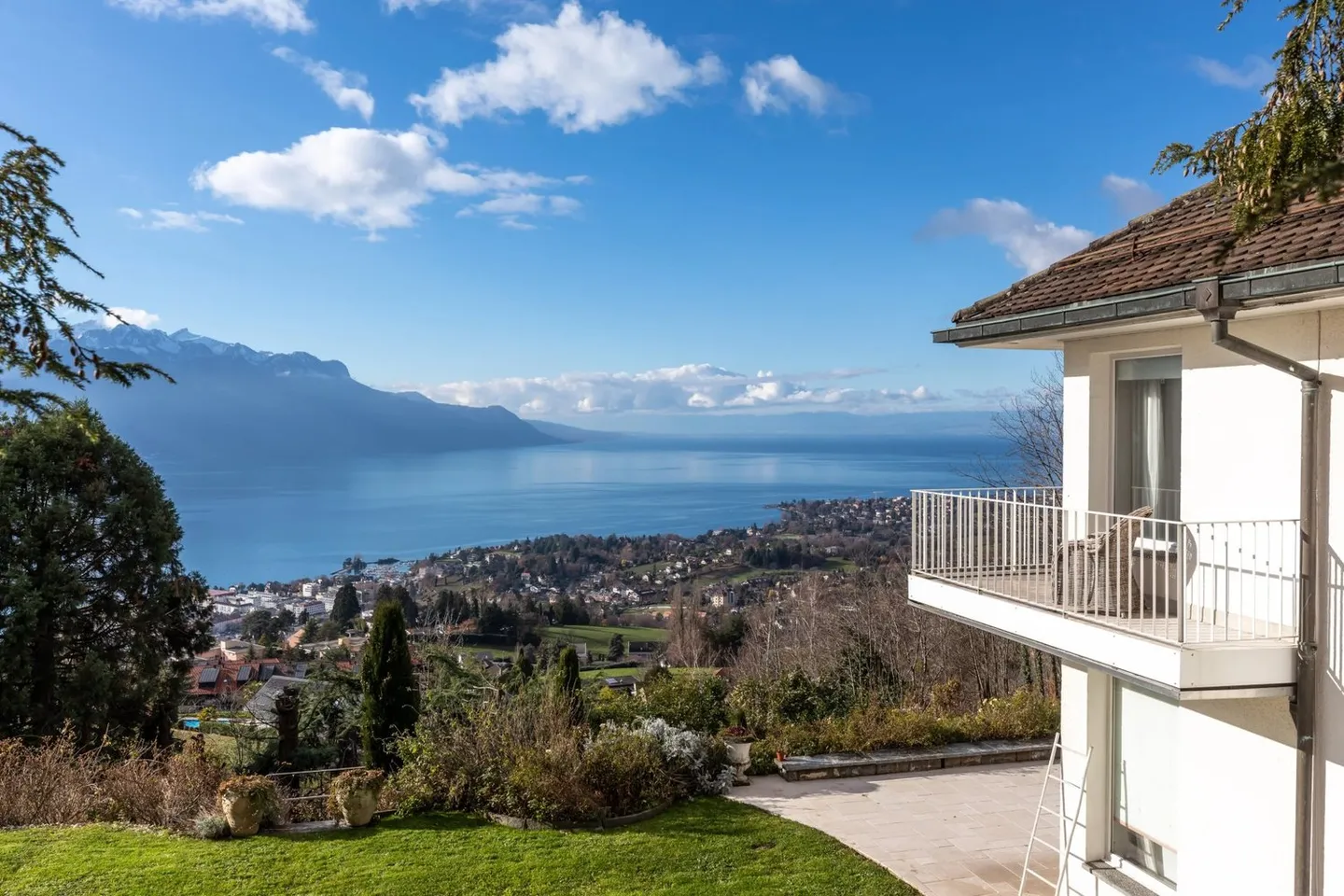 Ein atemberaubendes Refugium mit Pool und Panoramablick - Foto 3 von 13