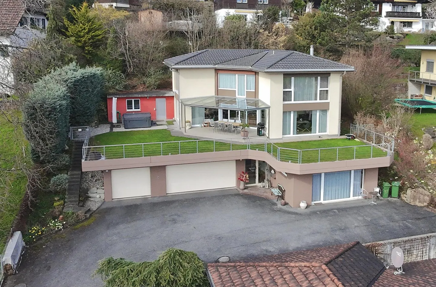 Exklusives 6.5-Zimmer-Haus mit Aussicht - Foto 1 von 16