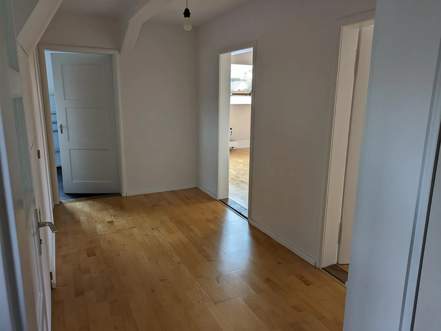 Très joli et confortable appartement sous les combles de 3,5 pièces dans un ancien bâtiment - Photo 1 sur 17