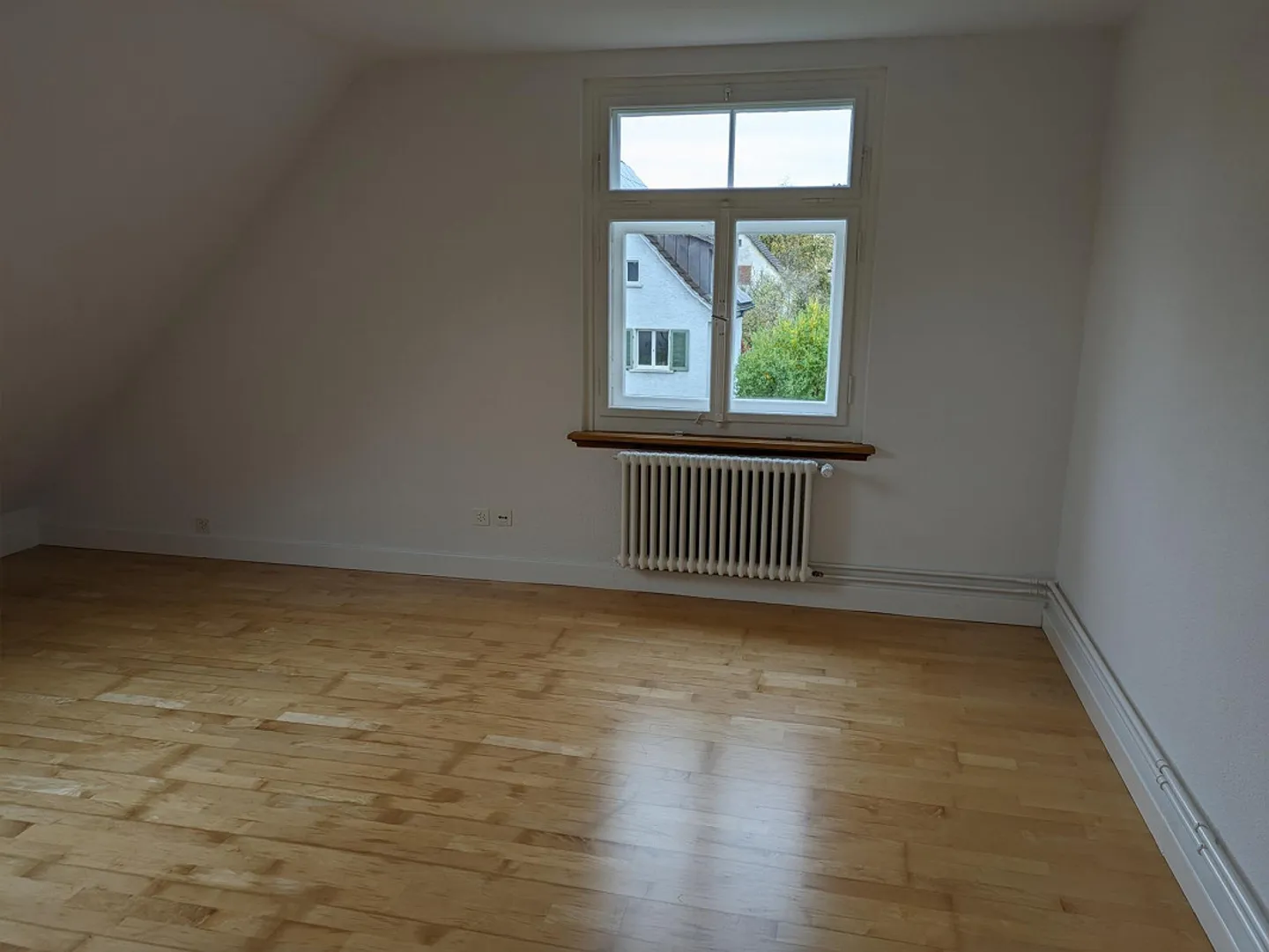 Très joli et confortable appartement sous les combles de 3,5 pièces dans un ancien bâtiment - Photo 4 sur 17