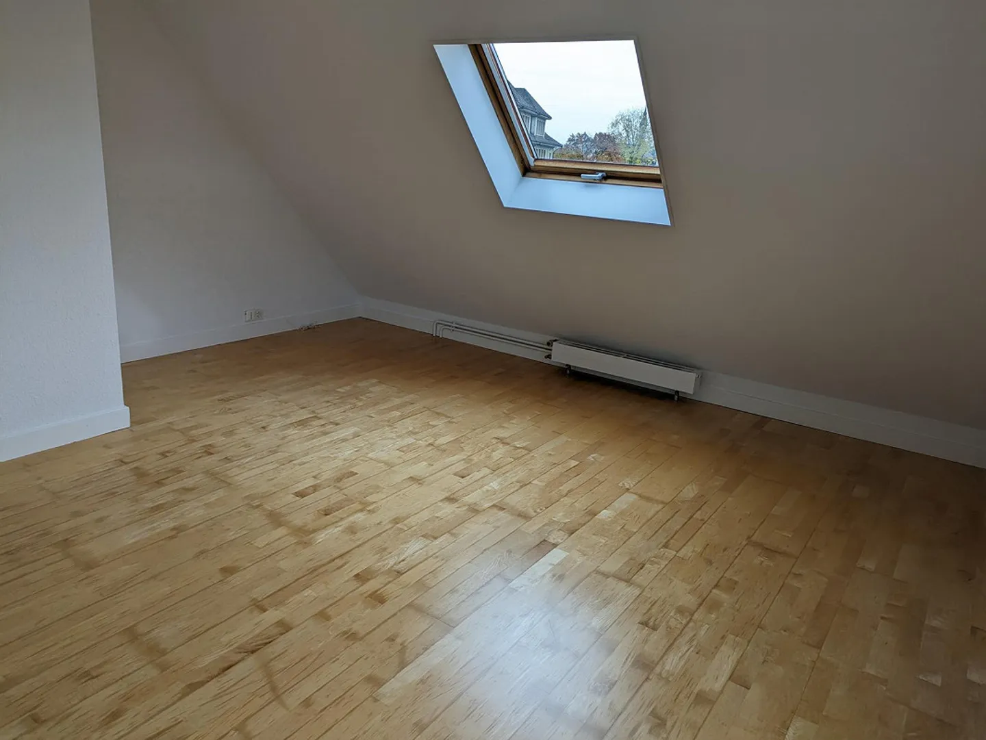 Très joli et confortable appartement sous les combles de 3,5 pièces dans un ancien bâtiment - Photo 5 sur 17