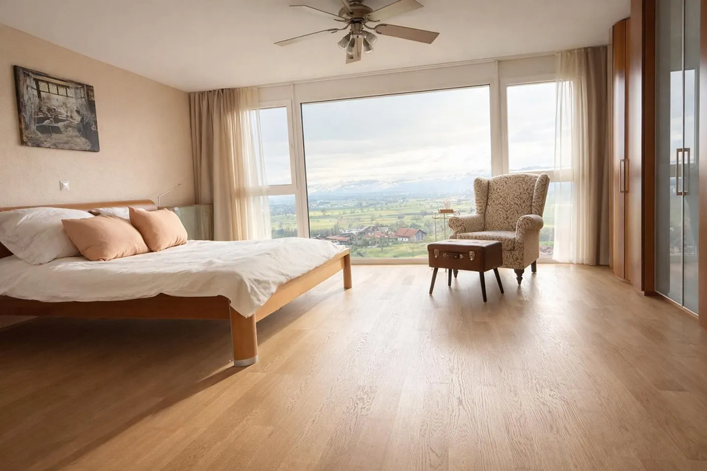 Exklusives 6.5-Zimmer-Haus mit Aussicht - Foto 6 von 16