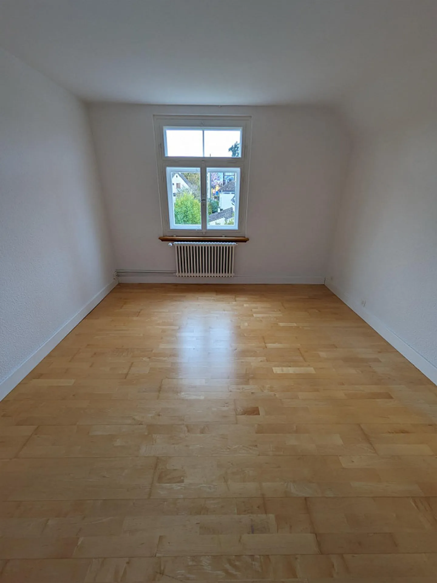 Très joli et confortable appartement sous les combles de 3,5 pièces dans un ancien bâtiment - Photo 3 sur 17