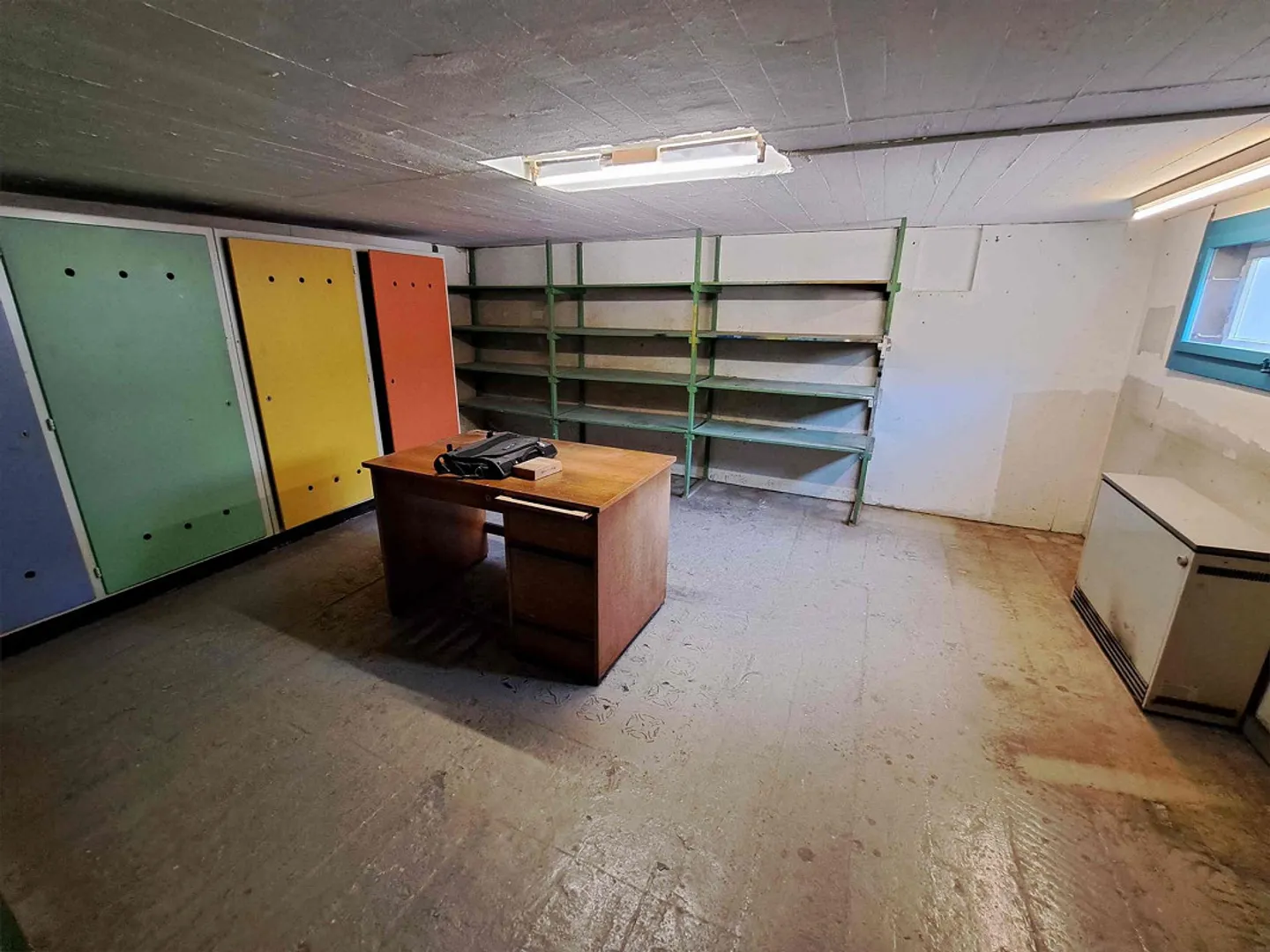 Workshop, studio and storage spaces - Photo 8 of 9