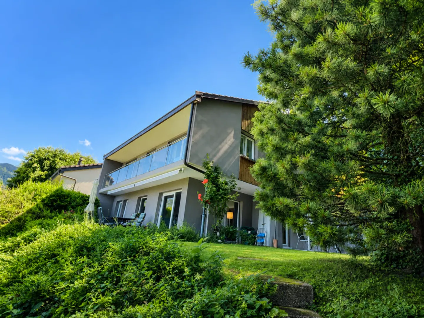 Stilvolle Villa mit Seeblick - Foto 1 von 23