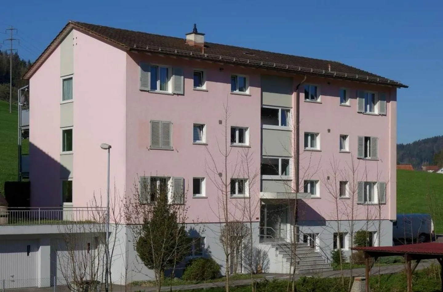 Appartamento singolo affascinante con area giardino - Foto 2 di 9