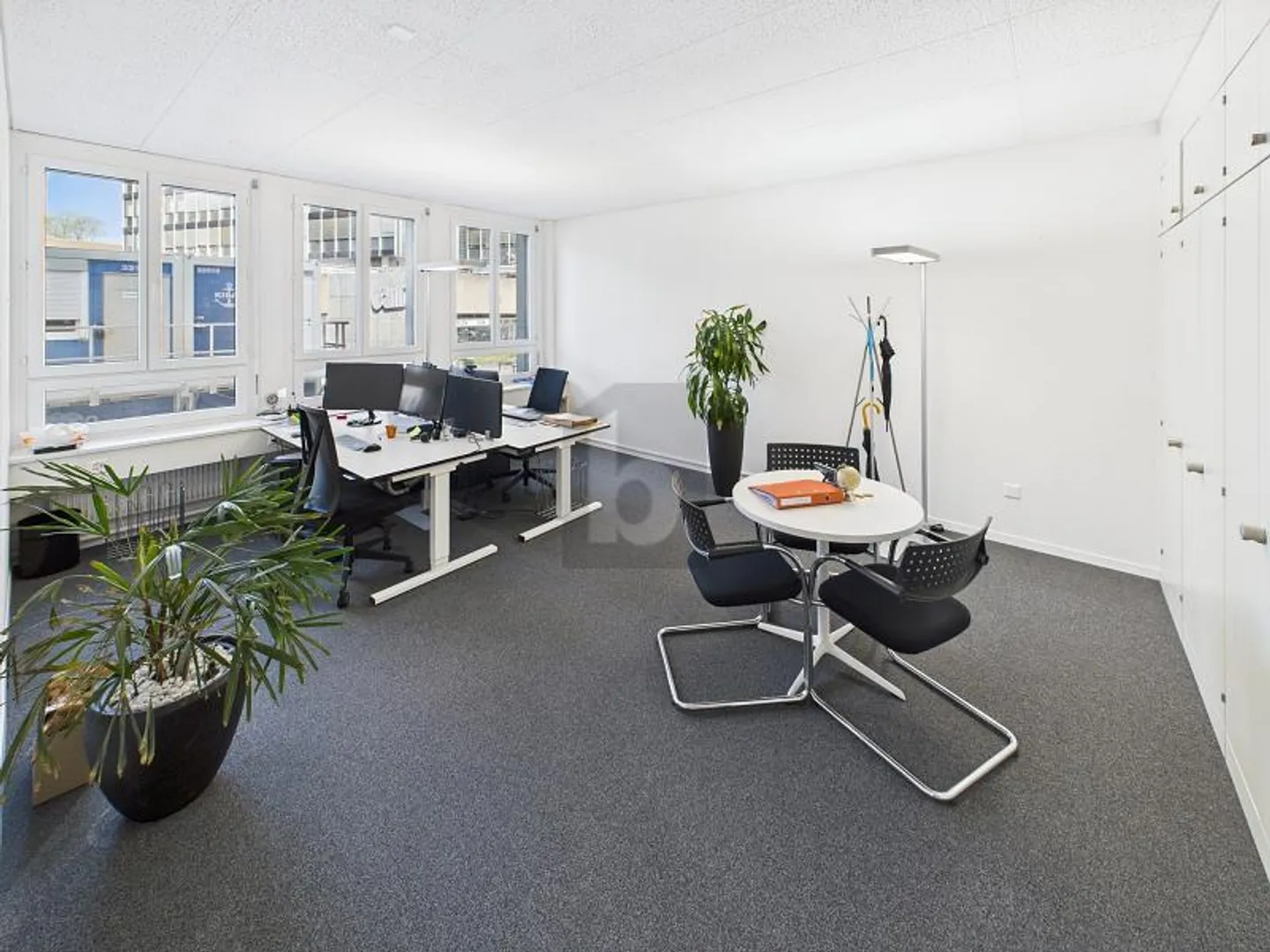 BRIGHT OFFICES IN A PRIME LOCATION - Photo 2 of 6