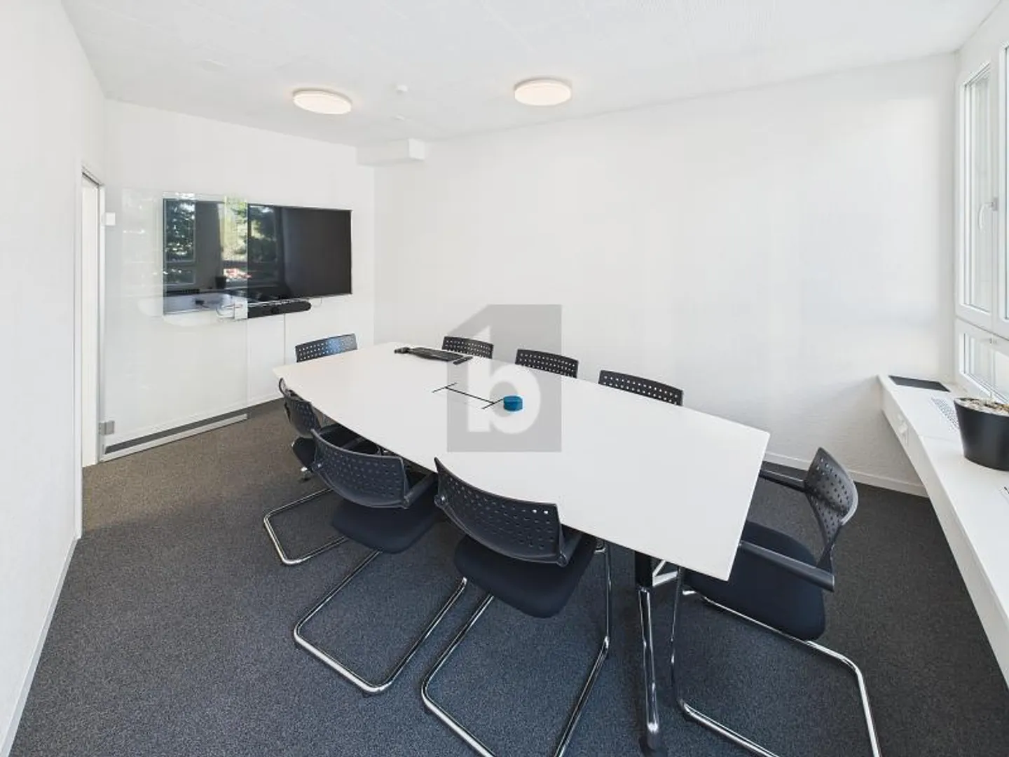 BRIGHT OFFICES IN A PRIME LOCATION - Photo 3 of 6