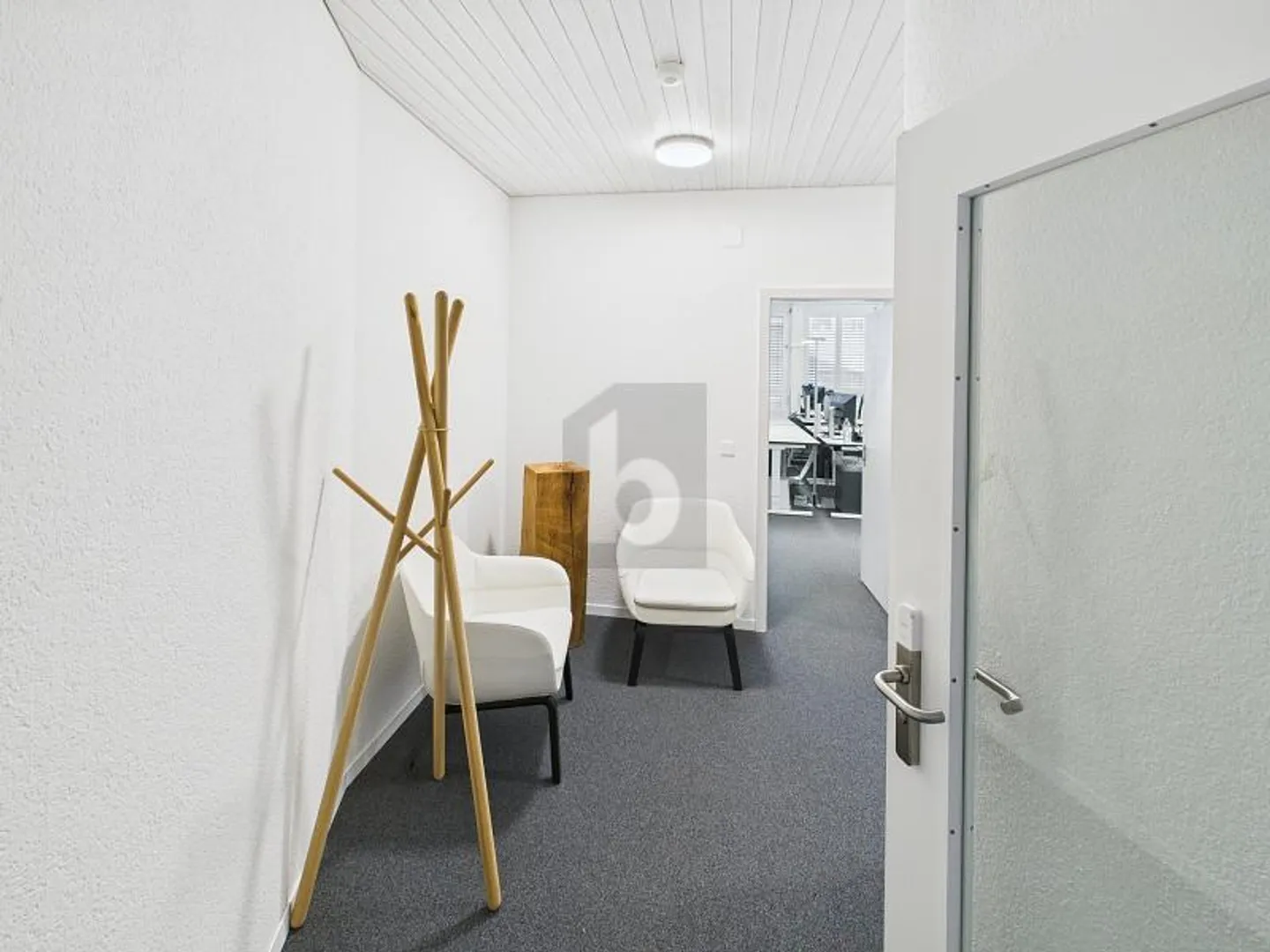 BRIGHT OFFICES IN A PRIME LOCATION - Photo 4 of 6