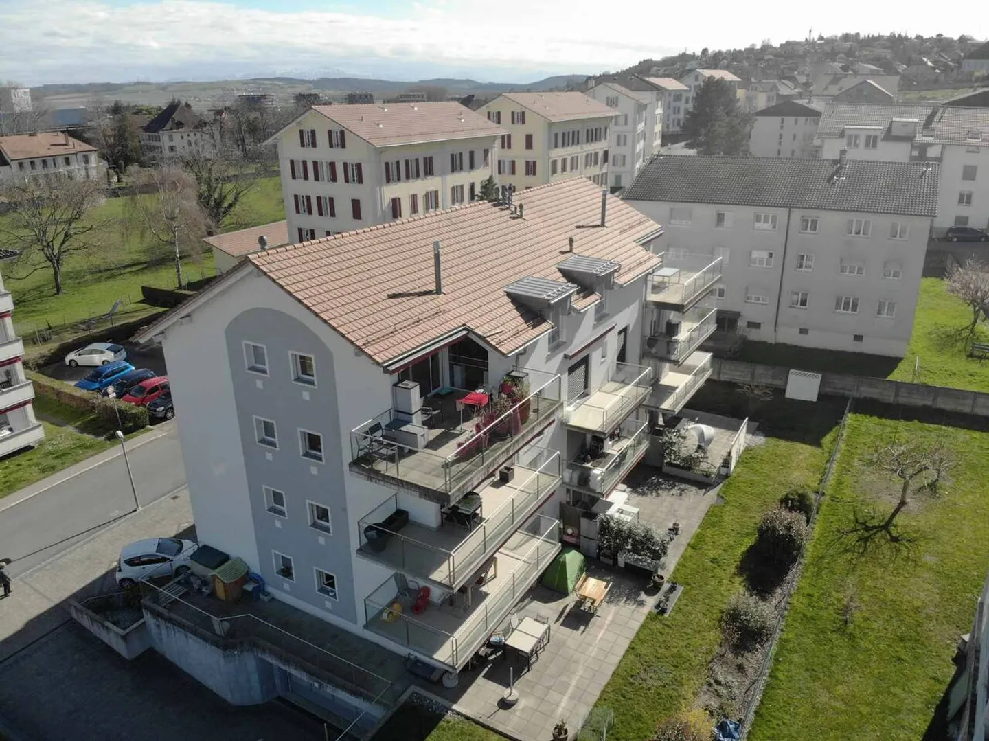 Wunderschöne Wohnung im 1. Stock mit großem Eckbalkon und schönem unverbautem Blick, nur wenige Schritte vom Stadtzentrum entfernt, vermietet verkauft - Foto 1 von 13