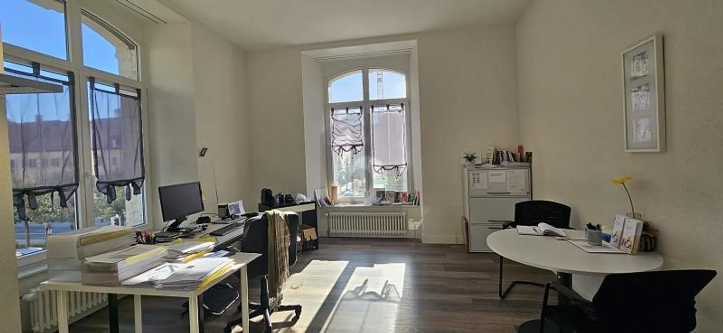 IDÉALEMENT SITUÉ AU CENTRE-VILLE - Photo 1 sur 6