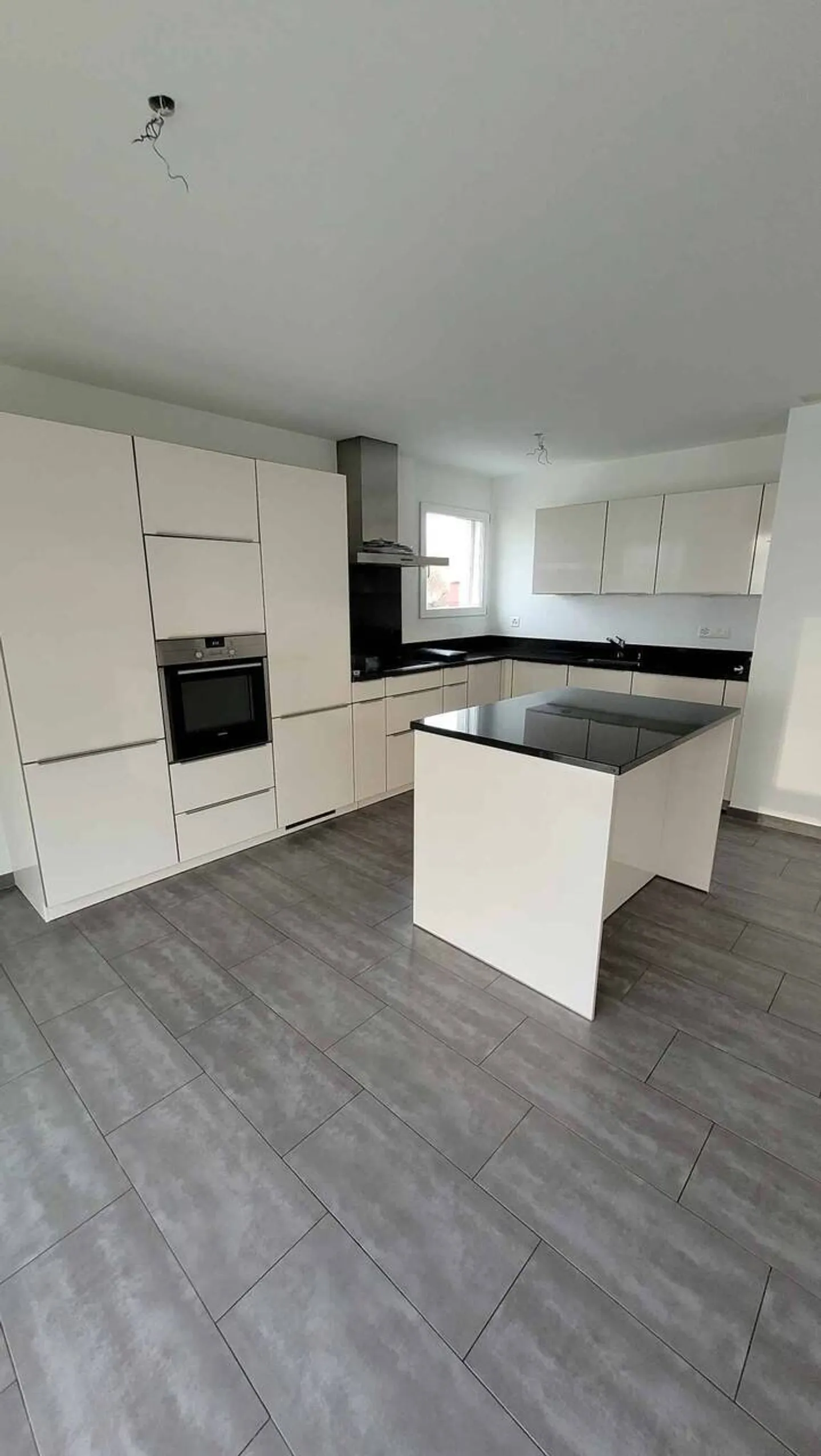 Wunderschöne Wohnung im 1. Stock mit großem Eckbalkon und schönem unverbautem Blick, nur wenige Schritte vom Stadtzentrum entfernt, vermietet verkauft - Foto 3 von 13