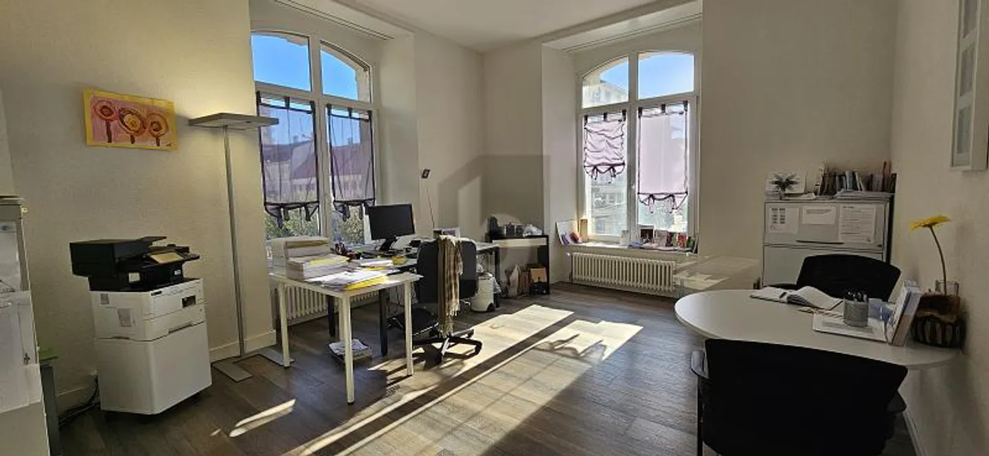 IDÉALEMENT SITUÉ AU CENTRE-VILLE - Photo 2 sur 6