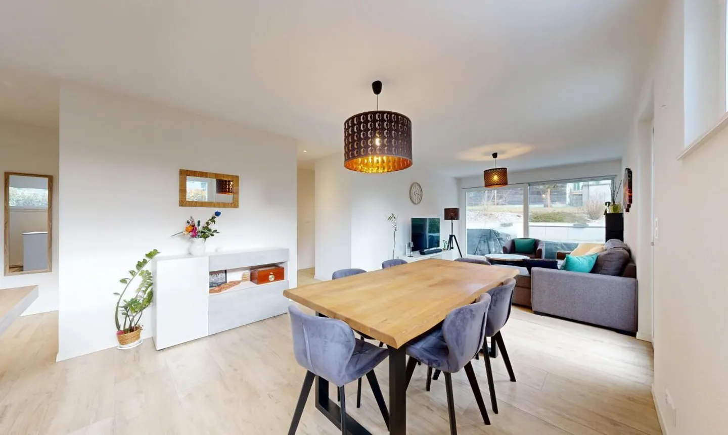 4,5 Zimmer, lichtdurchflutet mit Garten, im Herzen des Dorfes - Foto 1 von 11