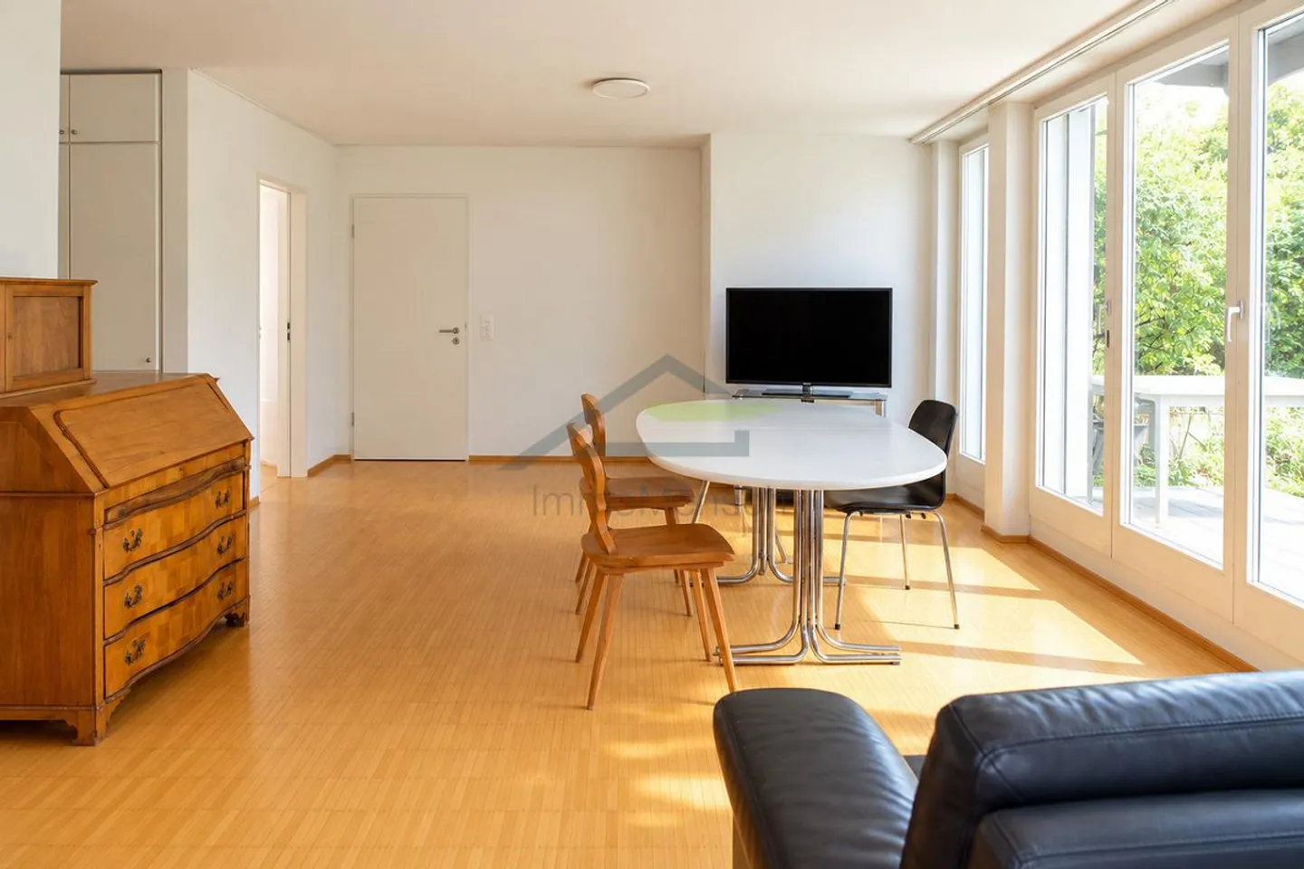 helle 4.5-Zimmer mit 3 Terrassen und AEP an der Bahnhofstrasse Dornach - Foto 3 di 11