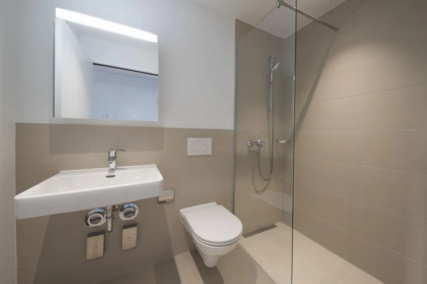 Appartement moderne de 4,5 pièces - Photo 3 sur 8