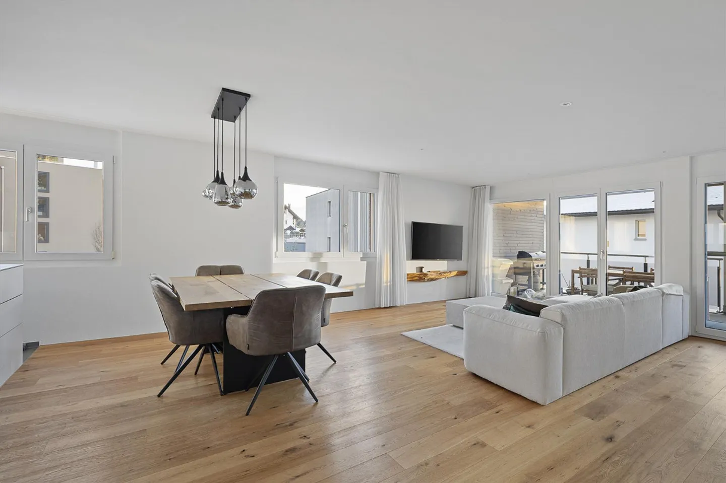 Teilseesicht mit zwei Loggias und modernem Ausbau - Foto 1 di 1