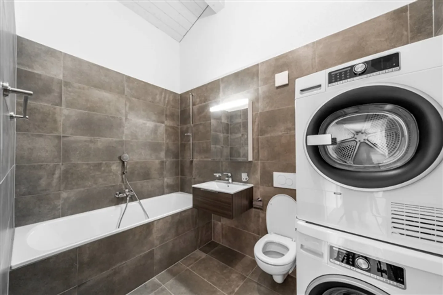 Appartement sous les combles spacieux et lumineux avec 4.5 pièces - Photo 3 sur 8