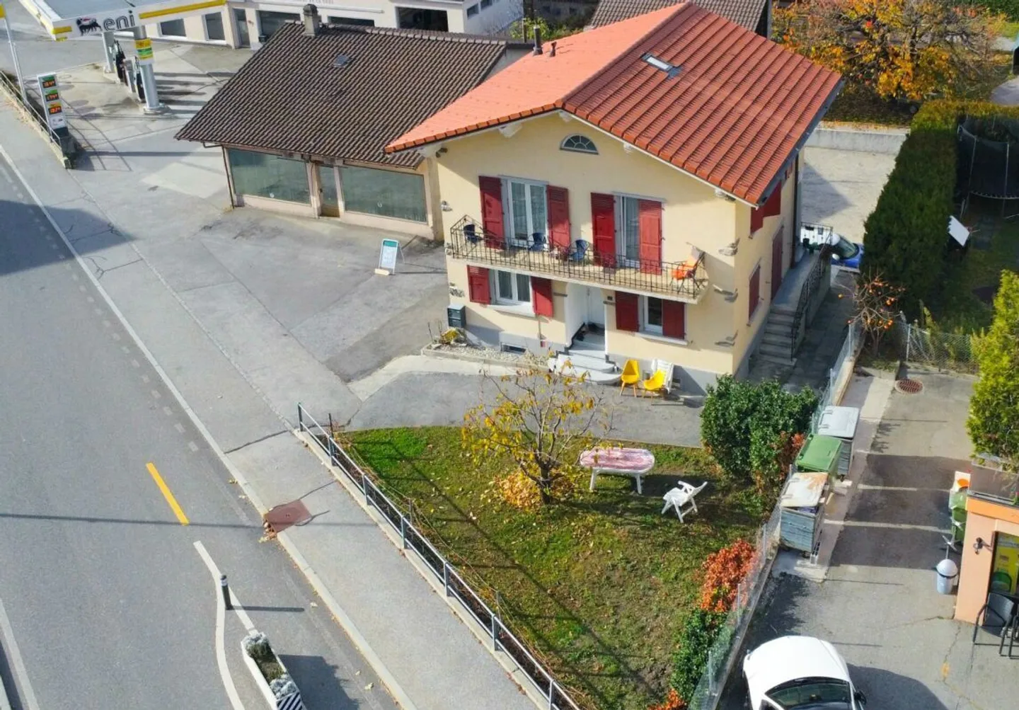 Multi-family house with commercial space and storage/office - Photo 4 of 7