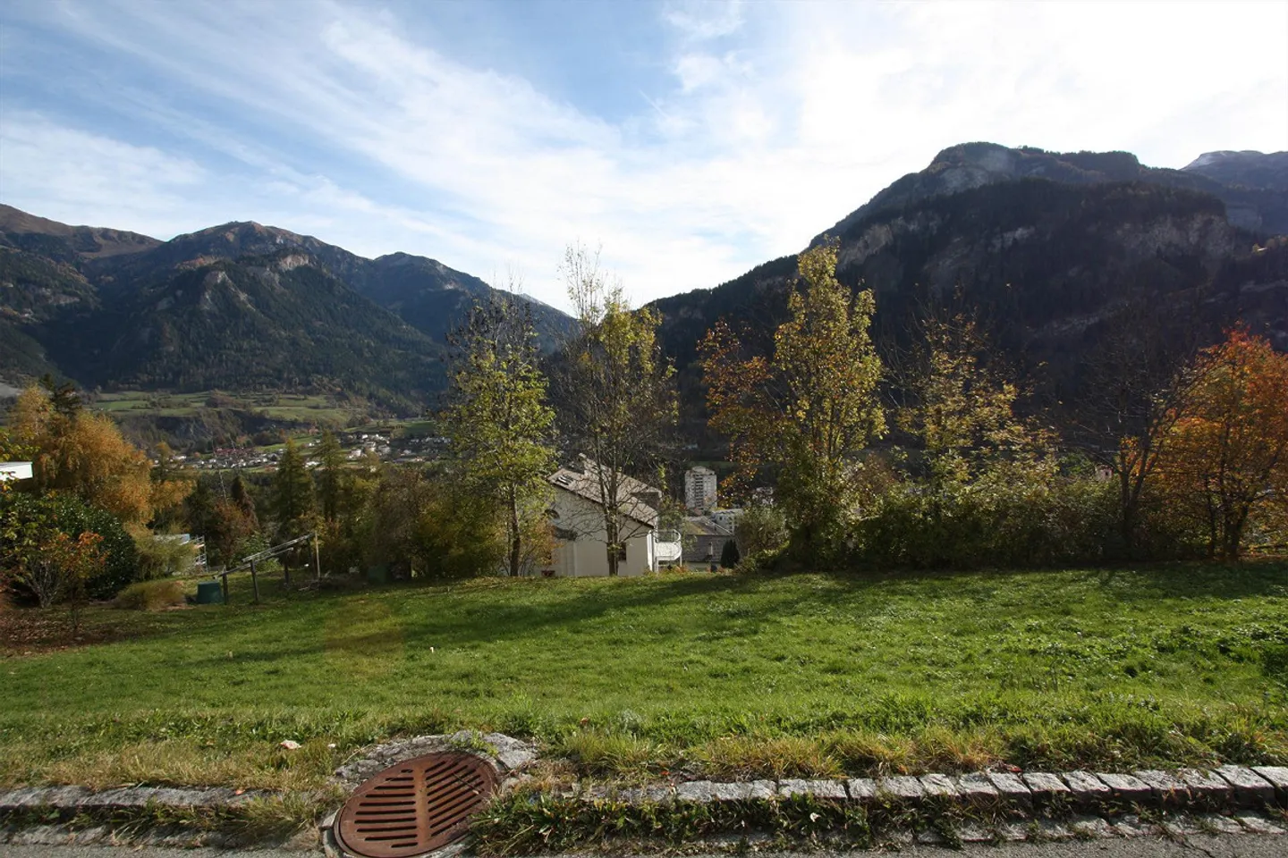 Beau terrain à bâtir pour villa, maisons multifamiliales ou unifamiliales - Photo 1 sur 3