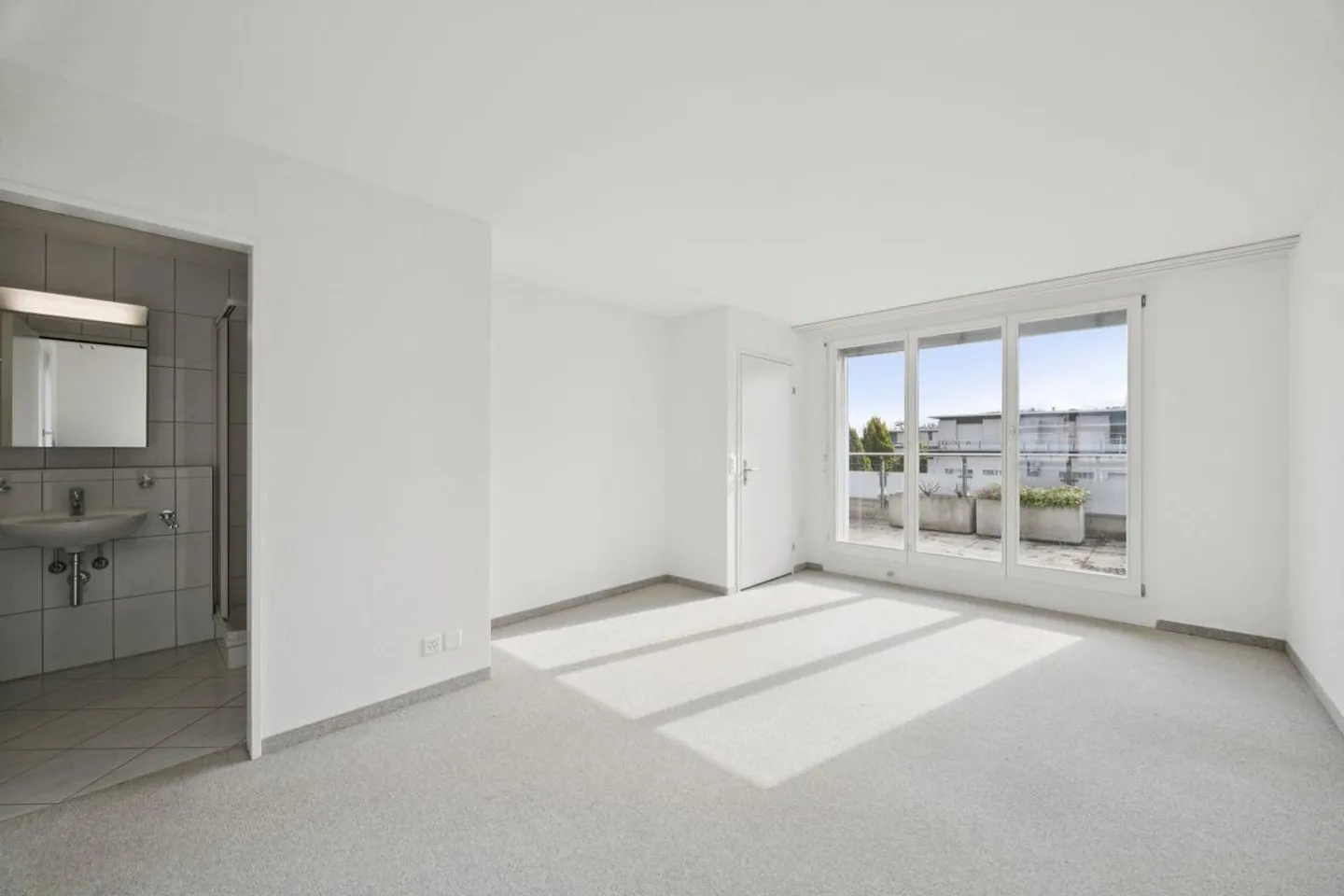 Corner House in a Quiet and Family-Friendly Neighborhood - Photo 5 of 12