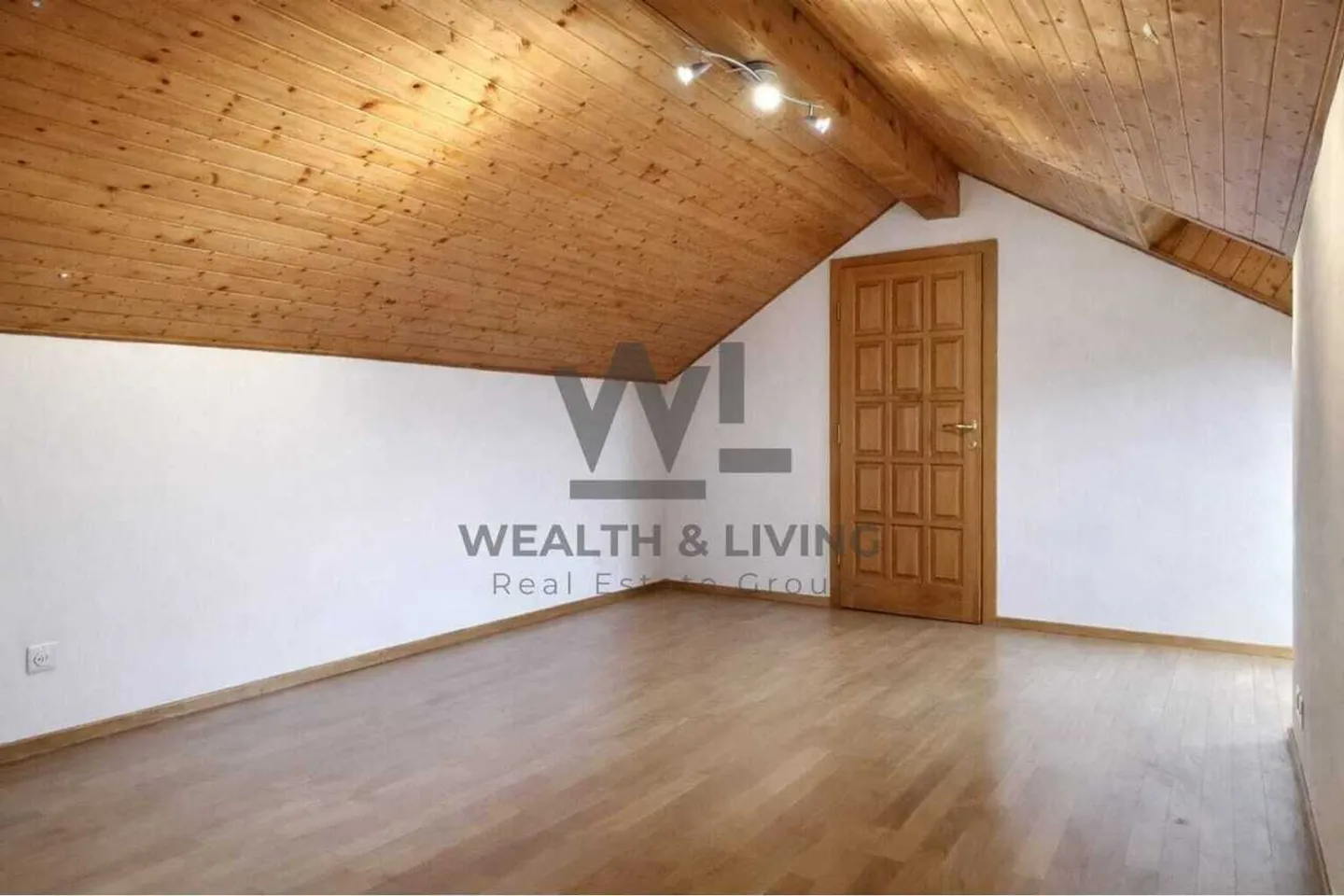 Geräumige Attika mit Garten - Foto 7 von 12