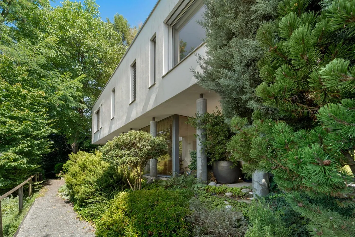 Maison familiale semi-détachée moderne conçue par un architecte avec des équipements élégants - Photo 1 sur 9