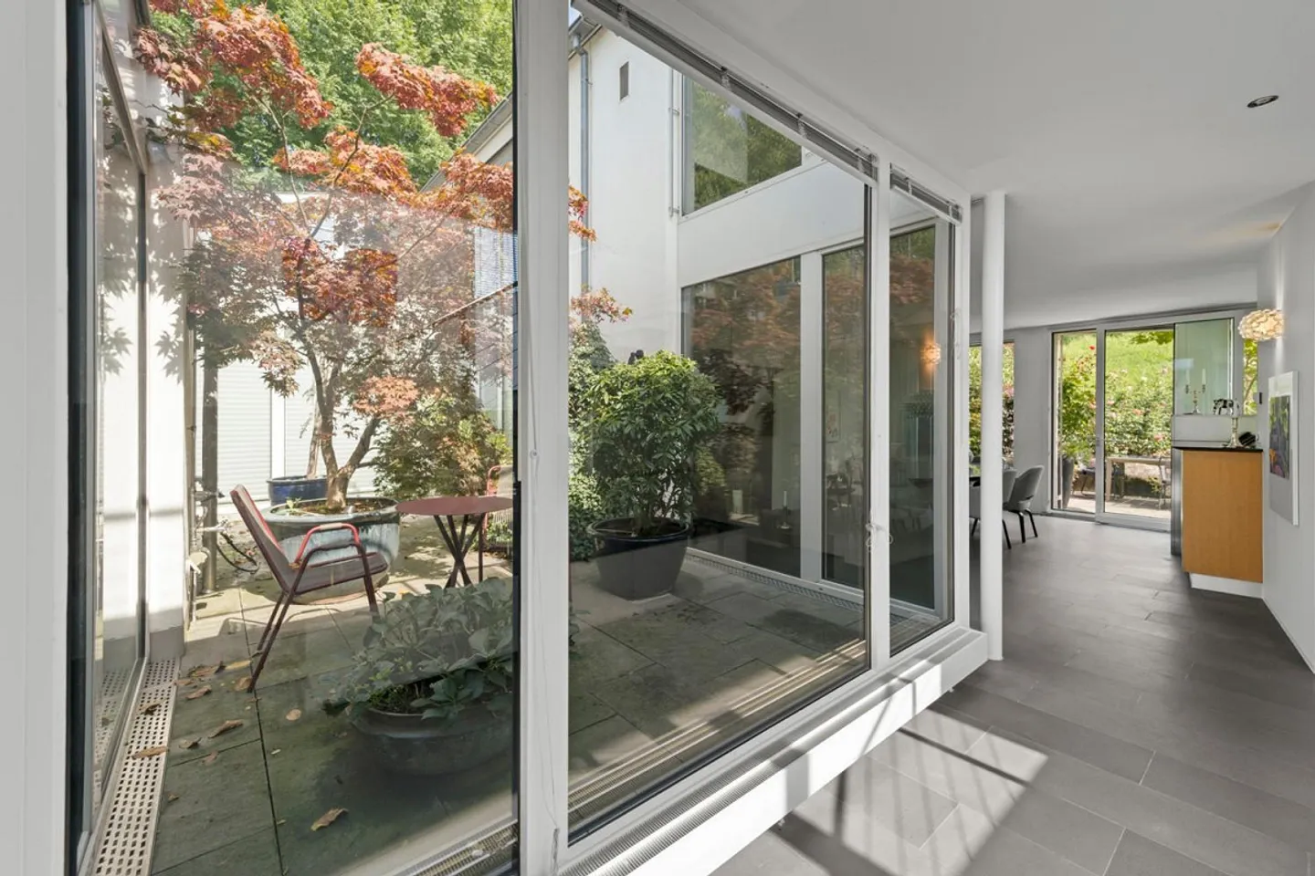 Maison familiale semi-détachée moderne conçue par un architecte avec des équipements élégants - Photo 3 sur 9