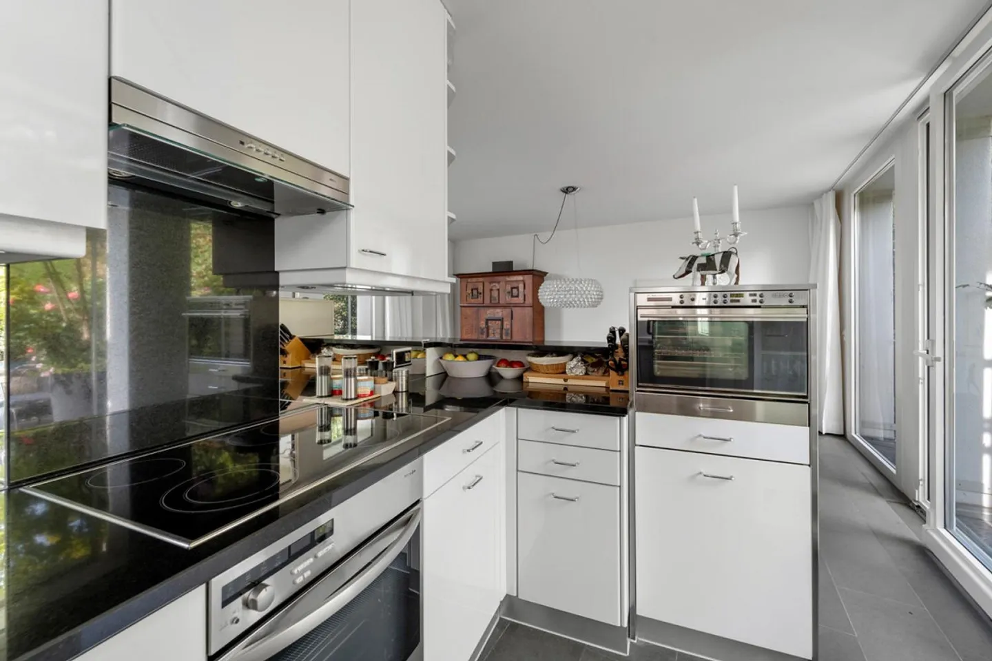 Maison familiale semi-détachée moderne conçue par un architecte avec des équipements élégants - Photo 4 sur 9