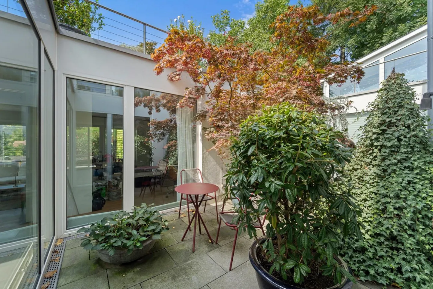 Maison familiale semi-détachée moderne conçue par un architecte avec des équipements élégants - Photo 5 sur 9