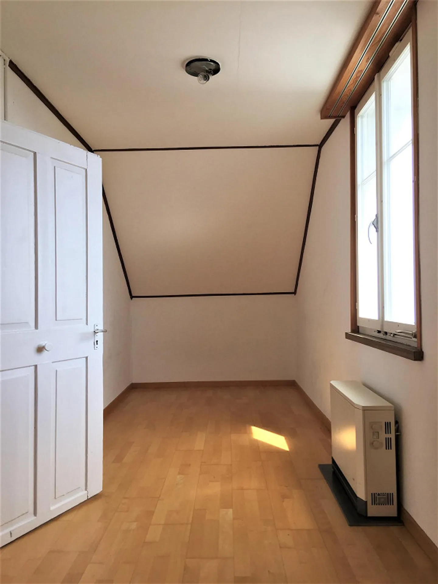 Incantevole appartamento mansardato di 3,5 locali con bella vista - Foto 8 di 9