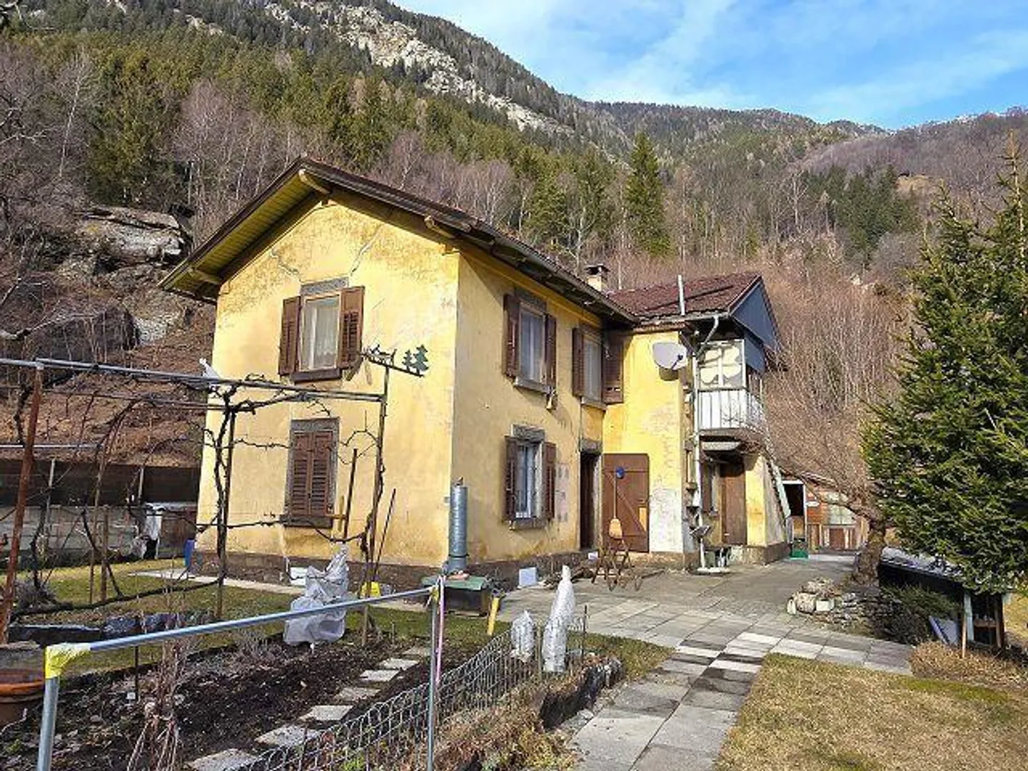 Maison 5 1/2 pièces en emplacement isolé avec beau jardin - Photo 1 sur 38