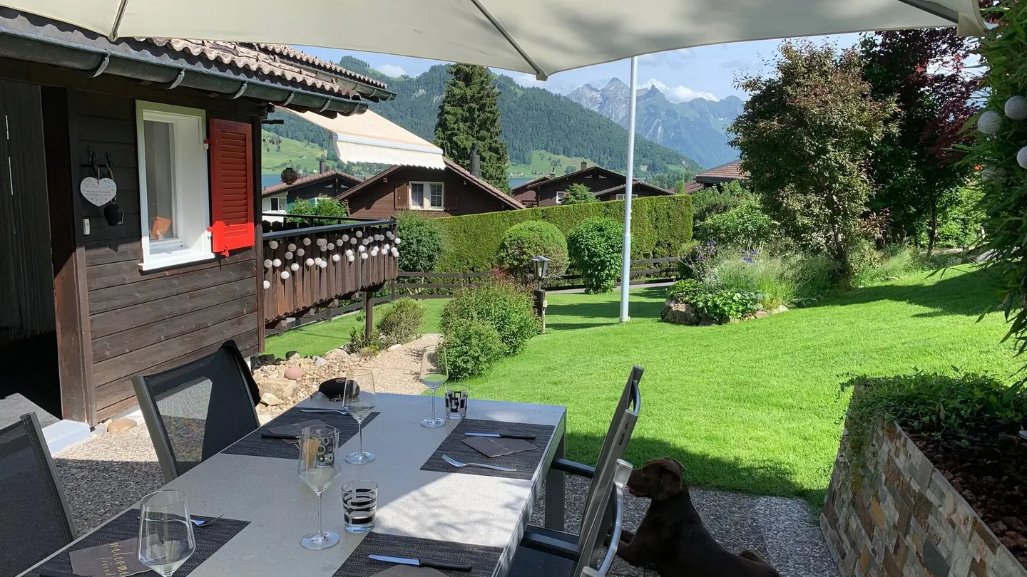Charming chalet with lake and mountain views - Photo 4 of 13