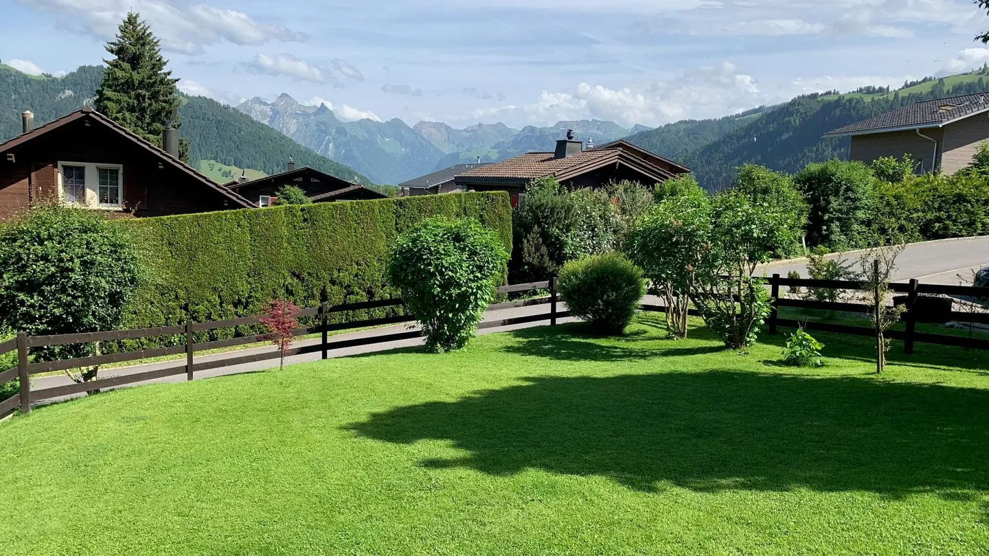 Charming chalet with lake and mountain views - Photo 8 of 13
