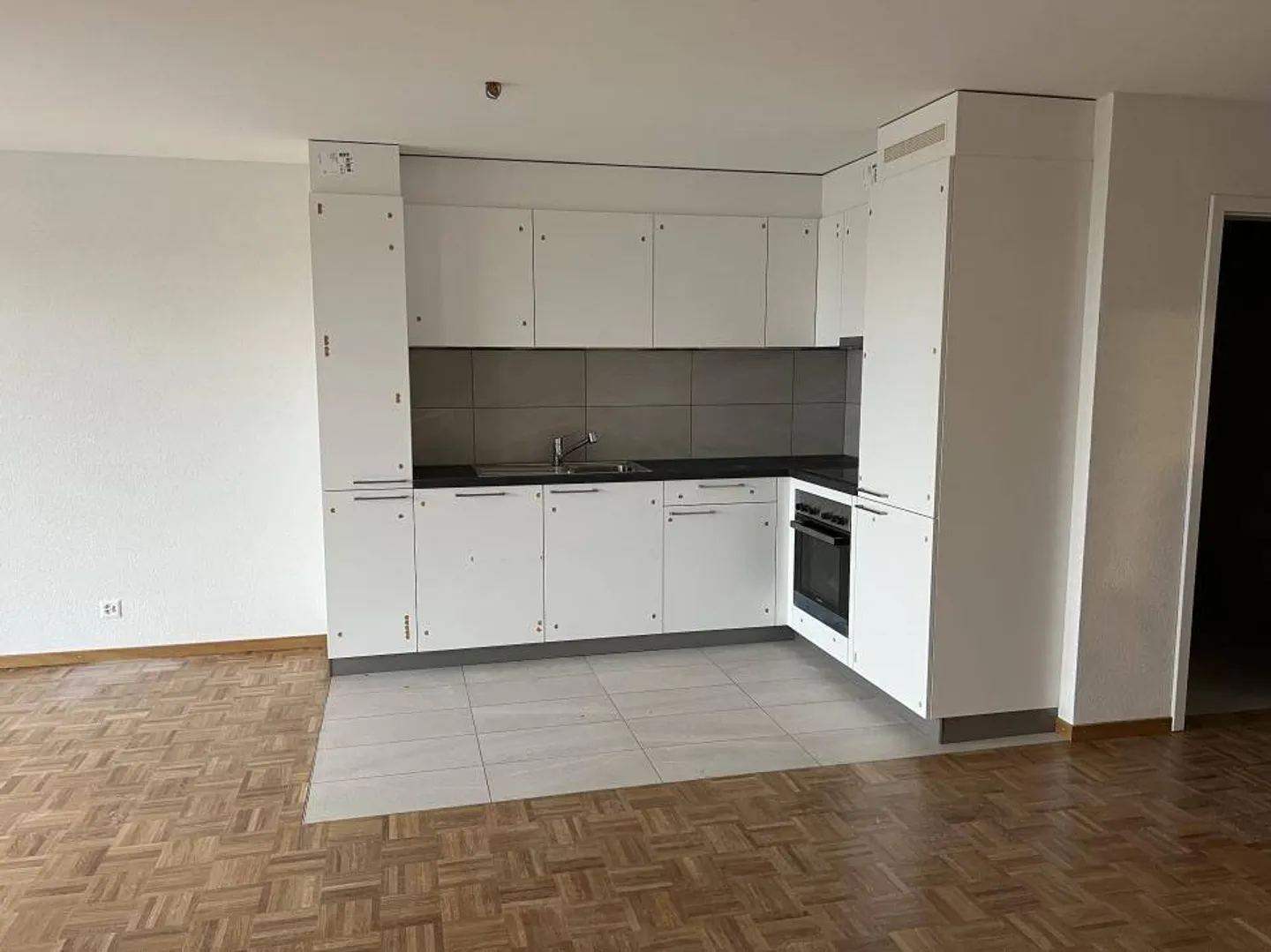 Wunderschöne neue 4½-Zimmer-Wohnung im 1. Stock mit Balkon und freiem Blick - Foto 2 von 11