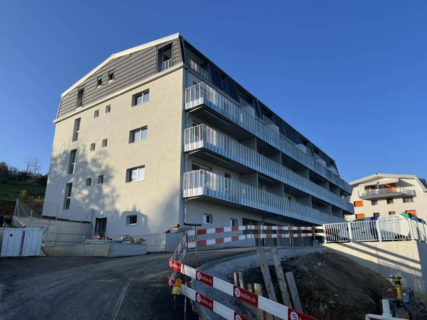 Wunderschöne neue 4½-Zimmer-Wohnung im 1. Stock mit Balkon und freiem Blick - Foto 1 von 11