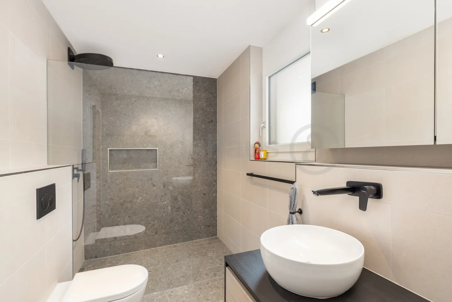 Posizione residenziale attraente: Casa unifamiliare moderna di nuova costruzione in un quartiere familiare - Foto 5 di 7