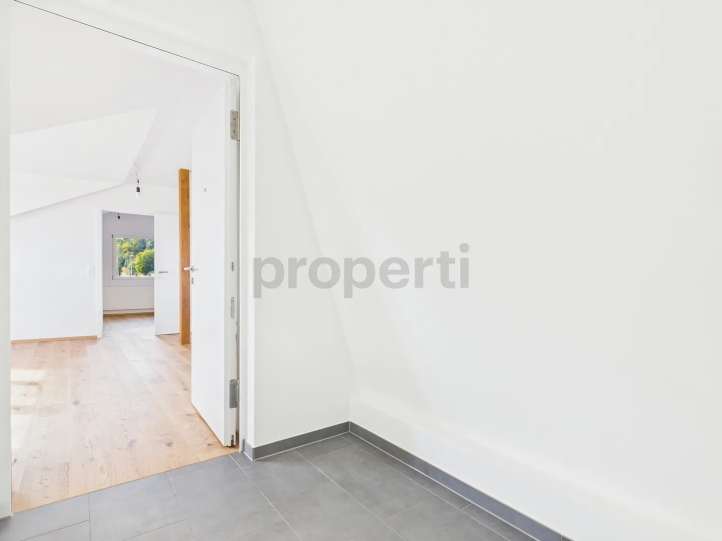 Moderne 2.5-Zimmer-Dachwohnung in Oberwil - Foto 8 von 13