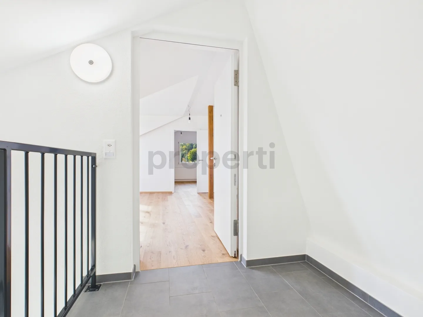 Moderne 2.5-Zimmer-Dachwohnung in Oberwil - Foto 9 von 13