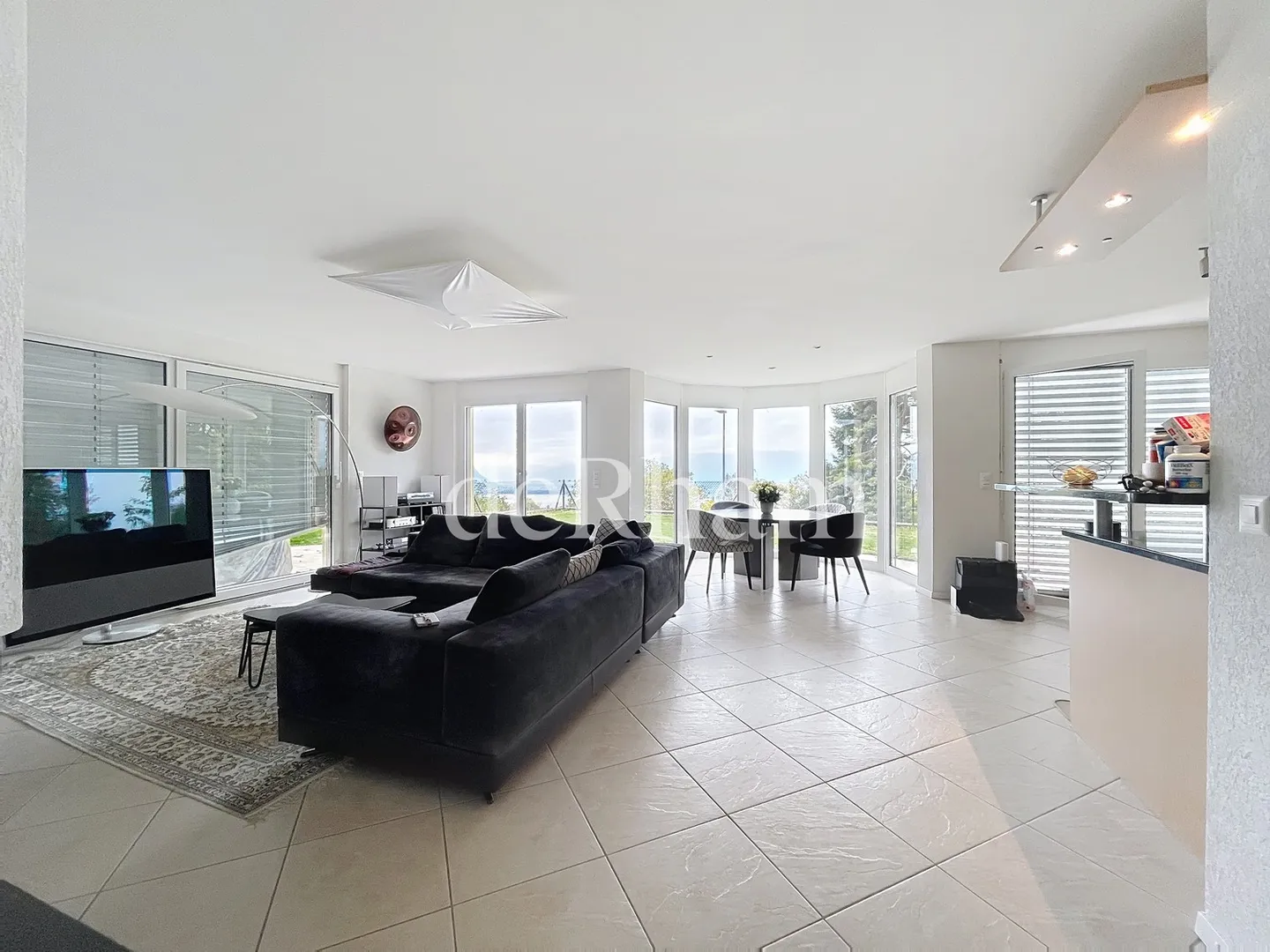 Villa luminosa e spaziosa, posizione ideale e vista panoramica! - Foto 2 di 13