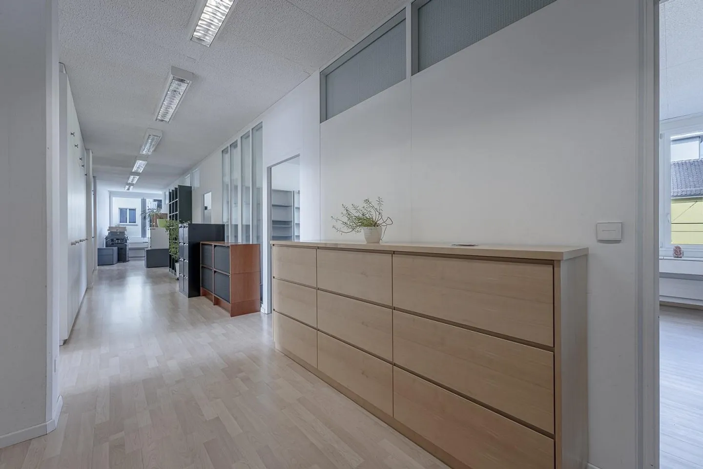 Spazio pronto per essere abitato con terrazza sul tetto nel cuore di Oerlikon - Foto 7 di 12