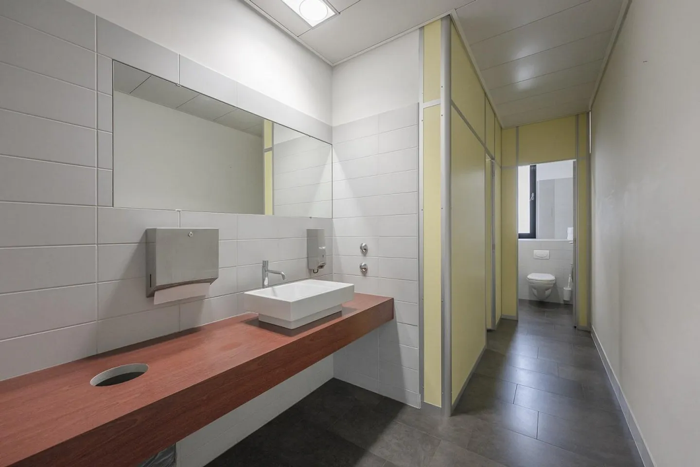 Spazio pronto per essere abitato con terrazza sul tetto nel cuore di Oerlikon - Foto 10 di 12