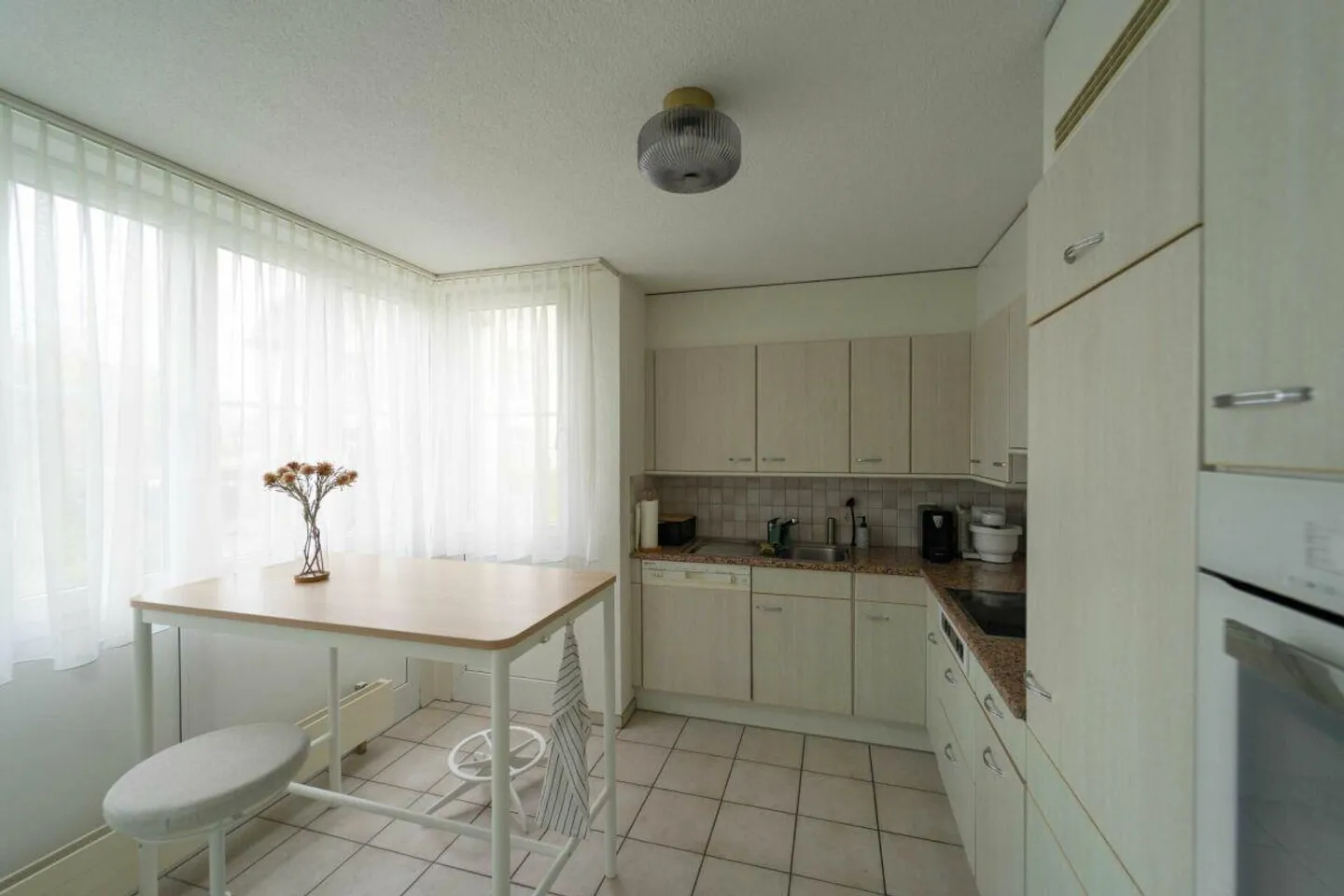 Ampio appartamento di 4½ stanze con giardino d'inverno e due posti auto sotterranei - Foto 4 di 12