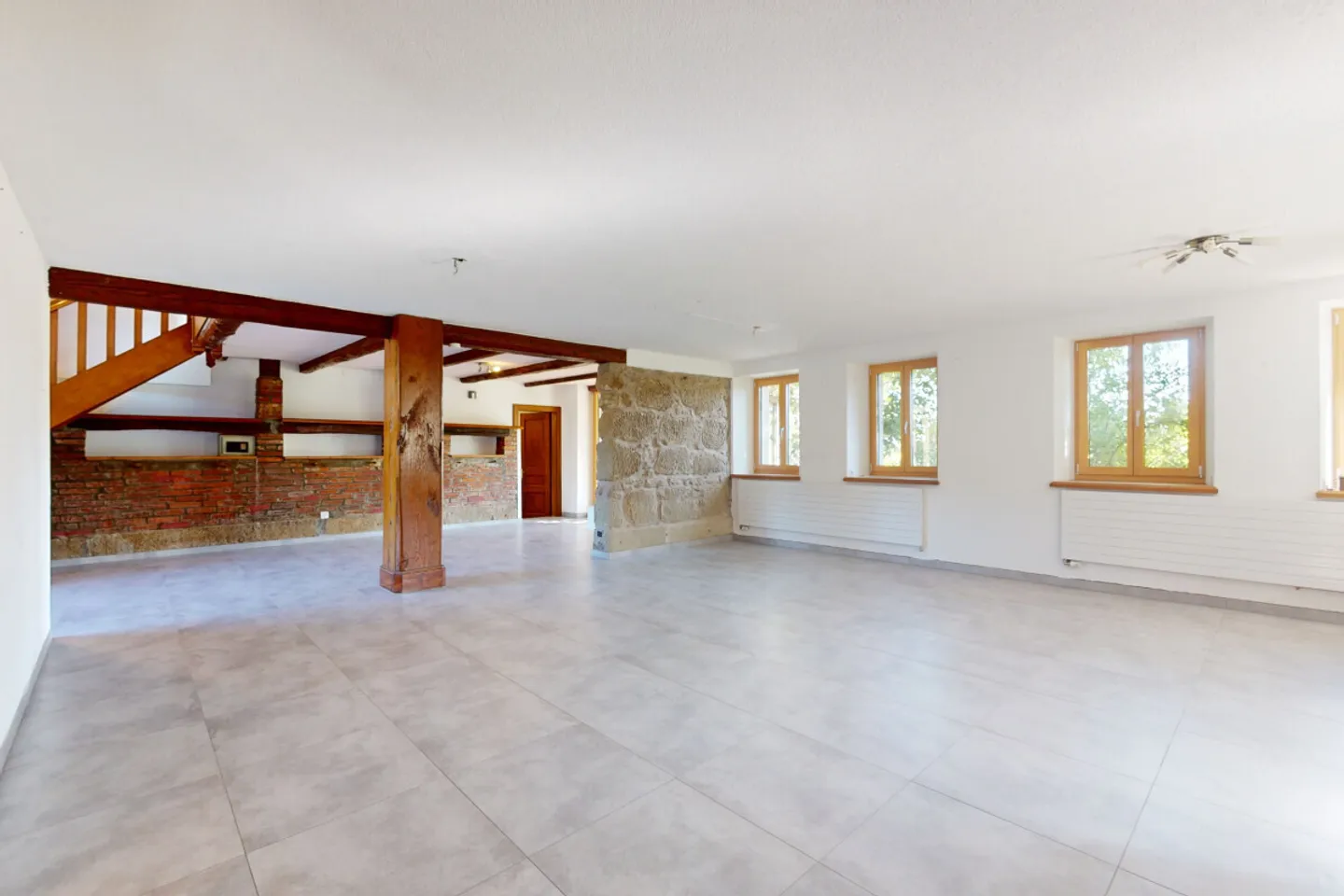 Spacious Triplex with Garden - Photo 5 of 13