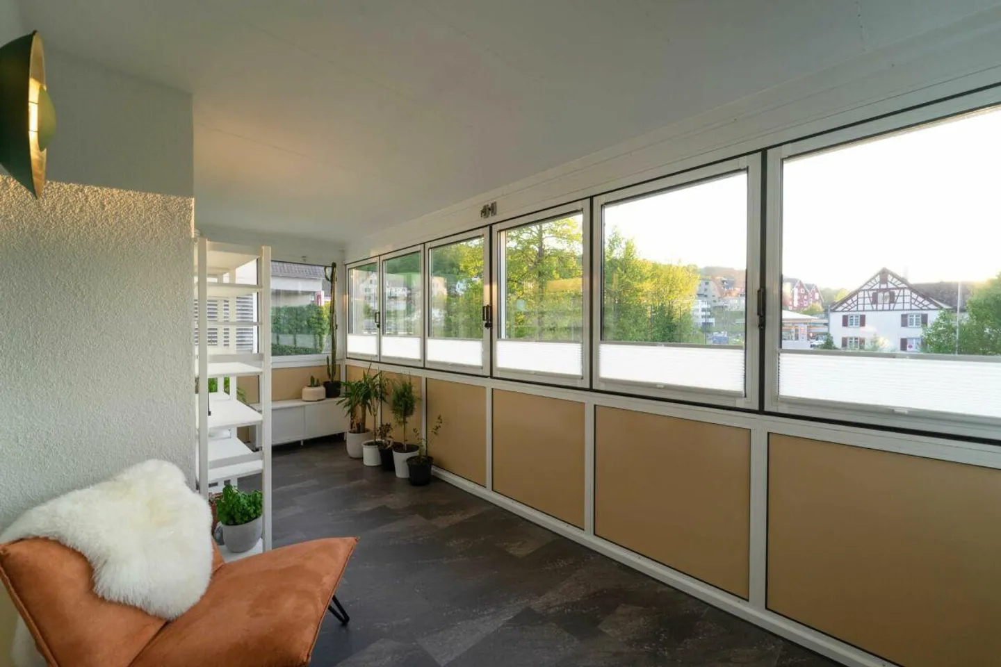 Ampio appartamento di 4½ stanze con giardino d'inverno e due posti auto sotterranei - Foto 11 di 12