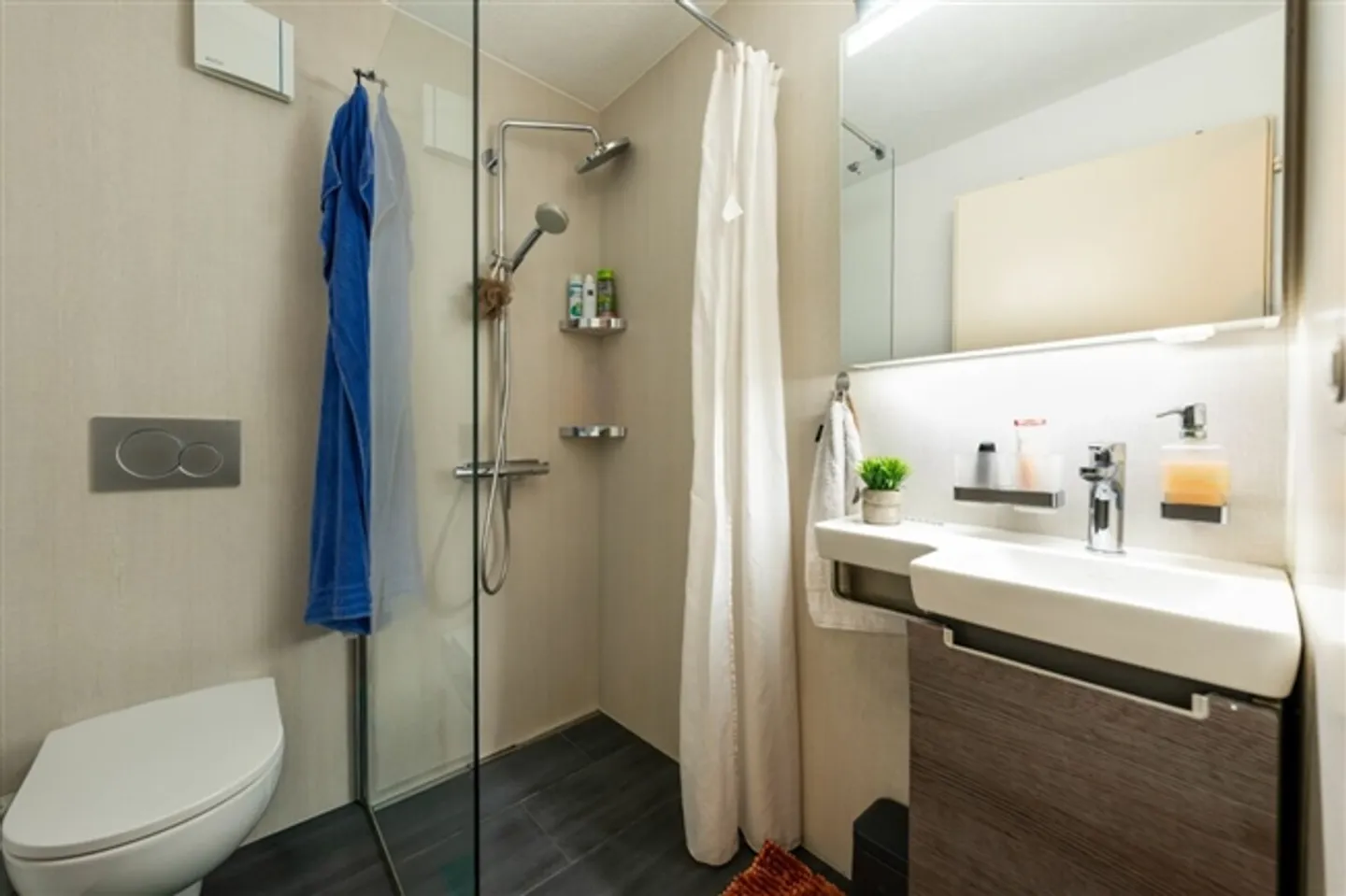 Maison mitoyenne avec jardin et emplacement idéal en ville - Photo 7 sur 13